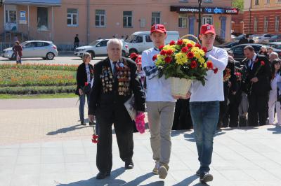 Единороссы вместе с ветеранами войны возложили цветы к монументу Победы в Рязани